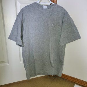 Nike's classic tee with crew neck, Mens in medium, grey